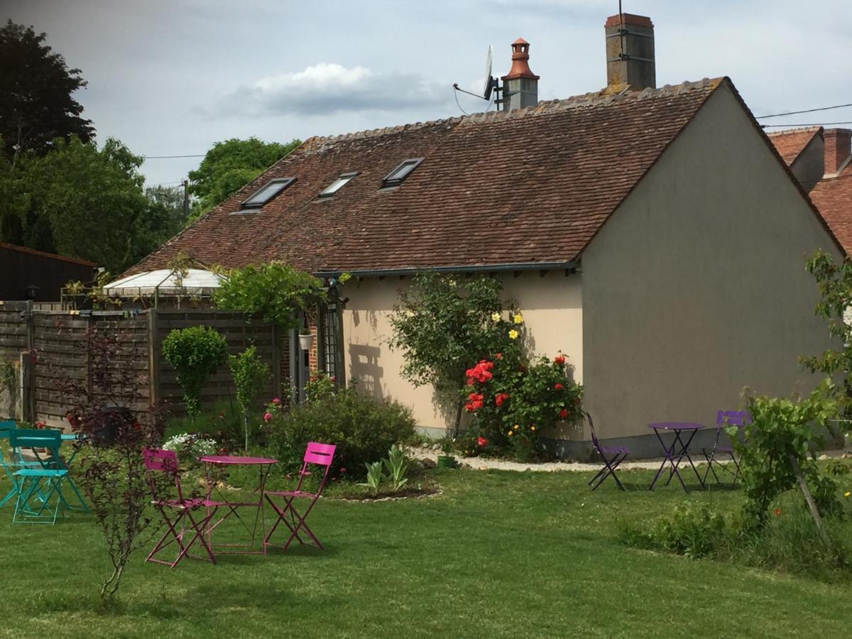 Chantilly ,Petit Dejeuner Et Table D'Hotes Possible Noyers  外观 照片