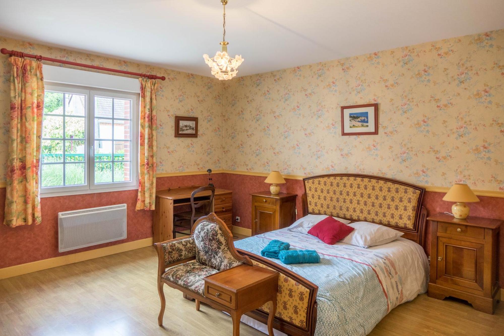 Chantilly ,Petit Dejeuner Et Table D'Hotes Possible Noyers  外观 照片