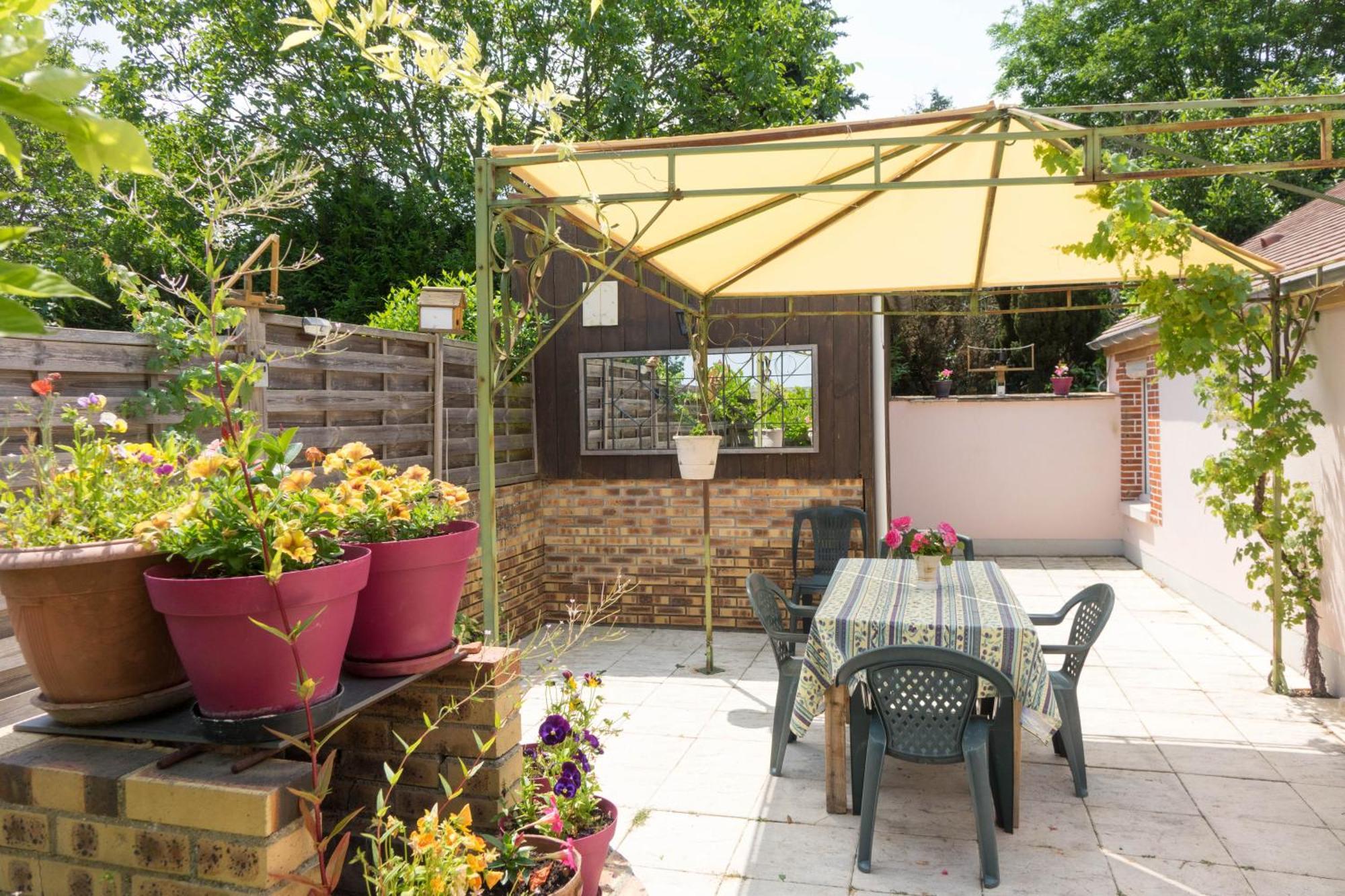 Chantilly ,Petit Dejeuner Et Table D'Hotes Possible Noyers  外观 照片