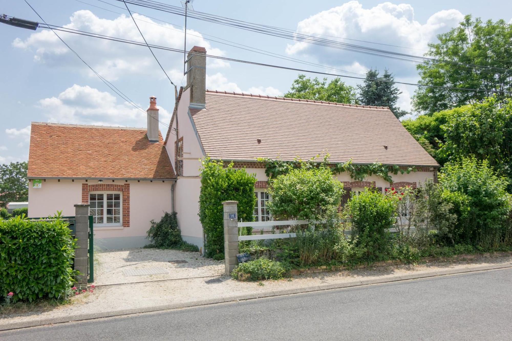 Chantilly ,Petit Dejeuner Et Table D'Hotes Possible Noyers  外观 照片