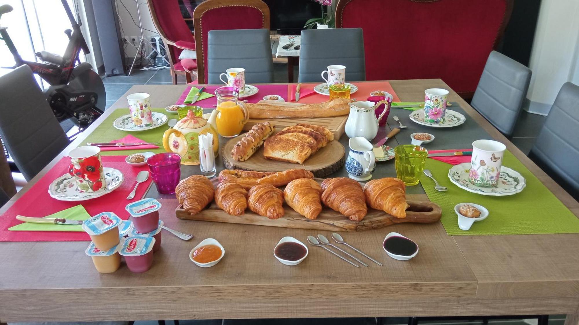 Chantilly ,Petit Dejeuner Et Table D'Hotes Possible Noyers  外观 照片