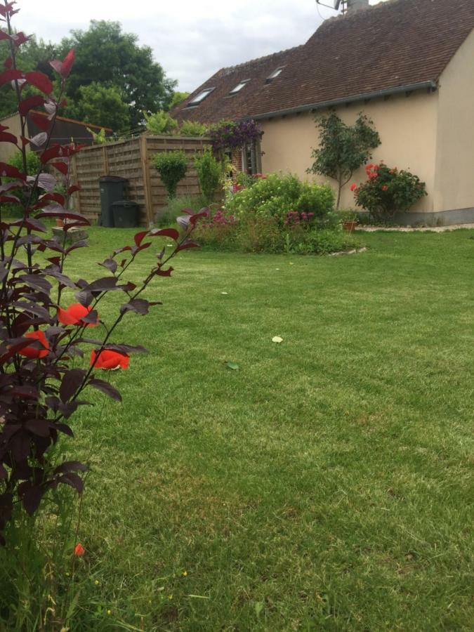 Chantilly ,Petit Dejeuner Et Table D'Hotes Possible Noyers  外观 照片