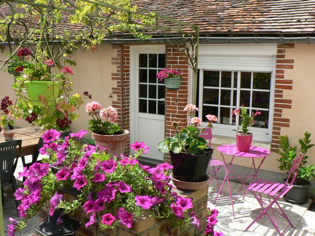 Chantilly ,Petit Dejeuner Et Table D'Hotes Possible Noyers  外观 照片
