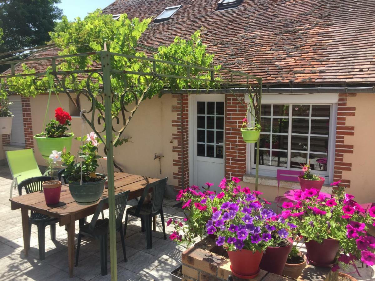 Chantilly ,Petit Dejeuner Et Table D'Hotes Possible Noyers  外观 照片